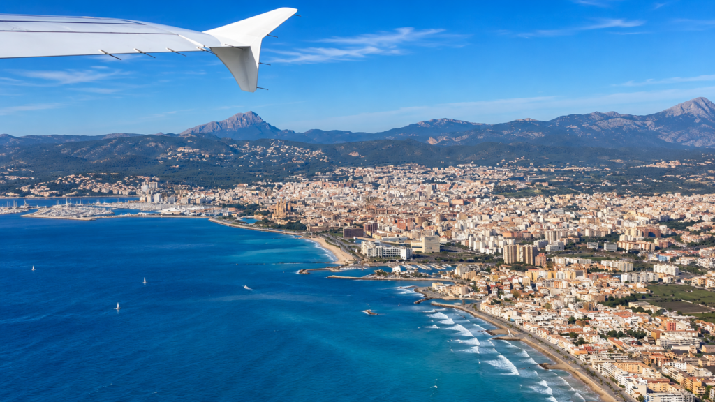 Luftaufnahme der Küste von Palma de Mallorca mit Stadtgebiet, Mittelmeer und Tramuntana-Gebirge.